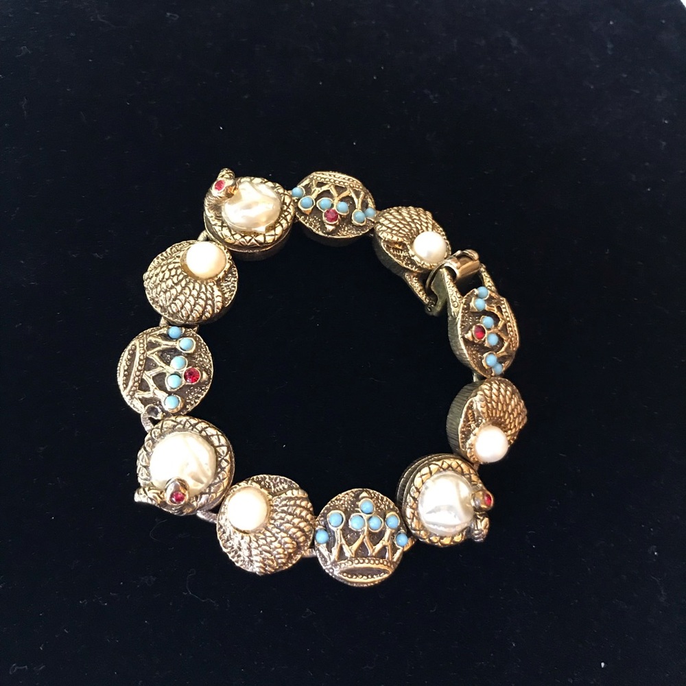 Bracelet of goldtone buttons 7.5”x 1/2” xlnt cond.